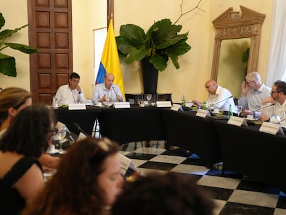 Negociadores de paz de los gobiernos de Juan Manuel Santos y Gustavo Petro reunidos en Cartagena para intercambiar experiencias, el 30 de marzo de 2023.