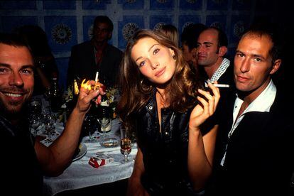 Mugler era íntimo de sus modelos. Aquí, con Carla Bruni en una fiesta post desfile en París en 1991.