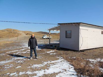 Vladímir Kuklin, al lado de su casa prefabricada en el terreno que ha recibido.