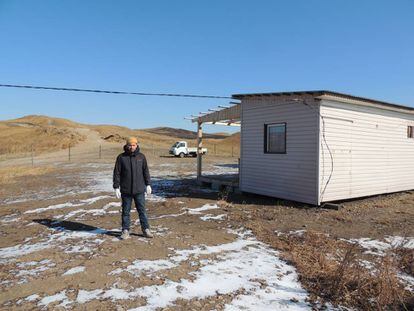 Vlad&iacute;mir Kuklin, al lado de su casa prefabricada en el terreno que ha recibido.