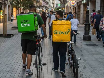 Repartidores de Glovo y Uber en Madrid, en 2019.