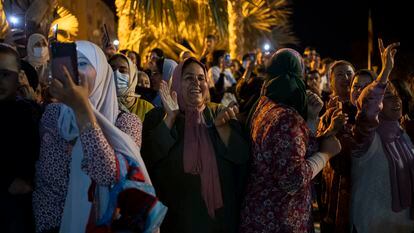 Celebraciones tras la reapertura de la frontera entre España y Marruecos en los alrededores del paso fronterizo de Beni Enzar, anoche en Melilla.