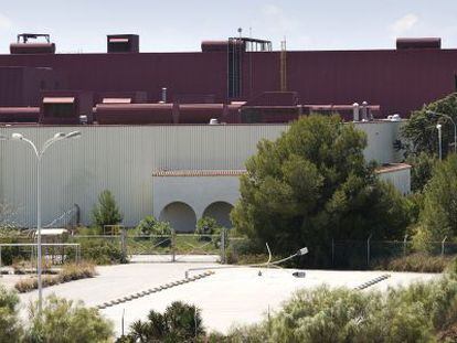 Fachada de la antigua factor&iacute;a de Delphi en Puerto Real (C&aacute;diz).