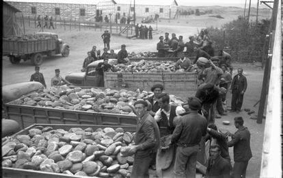 Des camions remplis de pain dans la ville d'Argelès, préparés pour nourrir les milliers de réfugiés arrivés à la frontière en 1939.