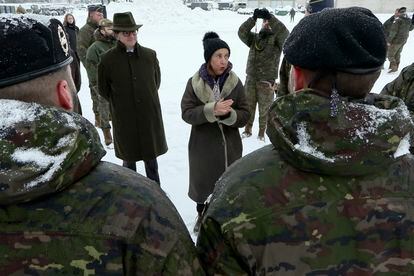 Margarita Robles, visita a los militares españoles en la base de Adazi (Letonia).
