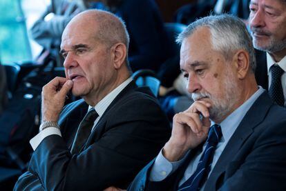 Los expresidentes socialistas andaluces José Antonio Griñán (a la derecha) y Manuel Chaves, en noviembre de 2018  durante el juicio del 'caso ERE' en la Audiencia de Sevilla.