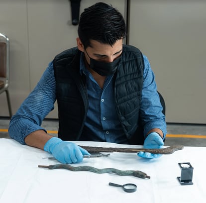 Trabajos de restauración de los objetos hallados en el Templo Mayor.