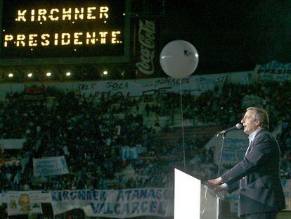 Néstor Kirchner saluda a sus simpatizantes el 2 de abril de 2003 en el estadio Monumental de Buenos Aires durante un acto de campaña. Kirchner fue presidente de Argentina entre el 25 de mayo de 2003 y el 10 de diciembre de 2007.