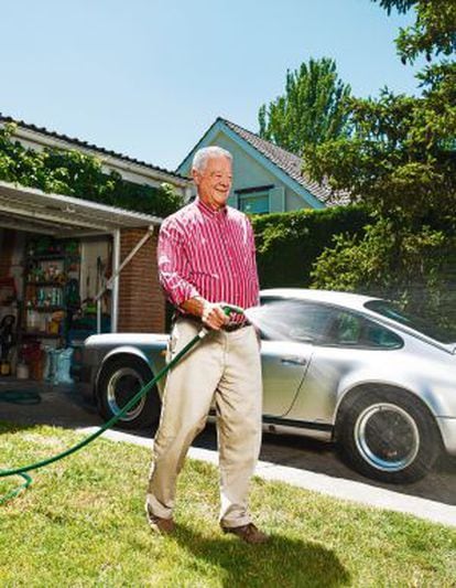 Peter Grant, de 79 años y corredor de carreras con su Porsche.
