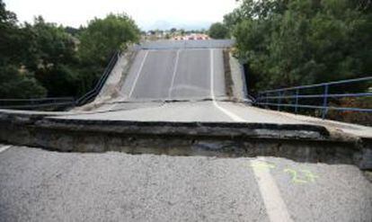 Puente derruido en la carretera M-527 de Collado Villalba. 