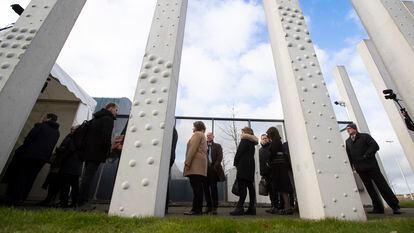 Allegados de las víctimas del MH17 derribado en Ucrania en 2014 hacen cola este lunes para entrar a la apertura del juicio en Ámsterdam.