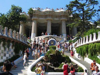 Turistas en el Parque Güell, en Barcelona. Cataluña fue la comunidad con más visitantes en 2019.