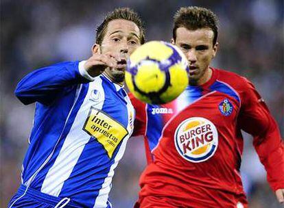 Tamudo, que volvía a la titularidad, lucha por un balón con Mané.
