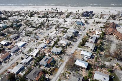 Una foto aérea muestra casas destruidas y escombros en Fort Myers, tras el paso del huracán.