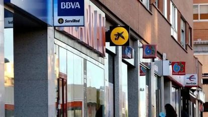 Varias sucursales bancarias, en una calle de Madrid.