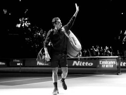 Federer saluda a la grada mientras abandona la pista del O2.