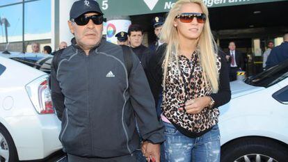 Maradona y su novia, a su llegada a Milán.