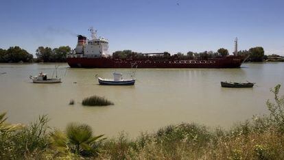 Un barco de carga en el Guadalquivir. 
