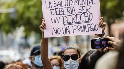 Una mujer muestra una pancarta donde se lee "La salud mental debería ser un derecho no un privilegio", en una manifestación por la sanidad, el pasado 10 de octubre.