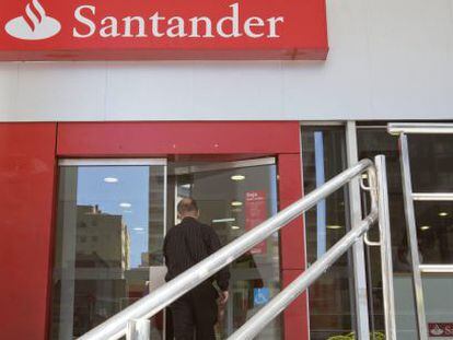 Vista exterior de una agencia del Banco Santander.EFE/Archivo
