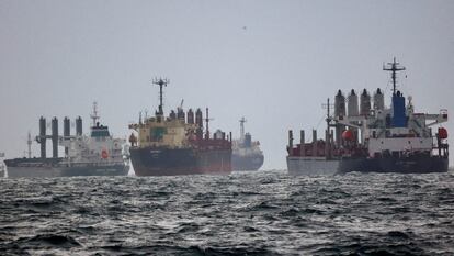 Cargueros con destino a Ucrania esperan en aguas de Estambul para ser inspeccionados, en una imagen del pasado diciembre.