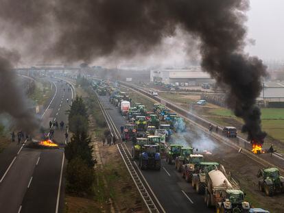 Agricultores montan barricadas tras bloquear la autopista cerca de Mollerussa, en Lleida, este martes.