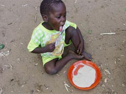 Una niña víctima de la hambruna que afectó a Mozambique en 2000.