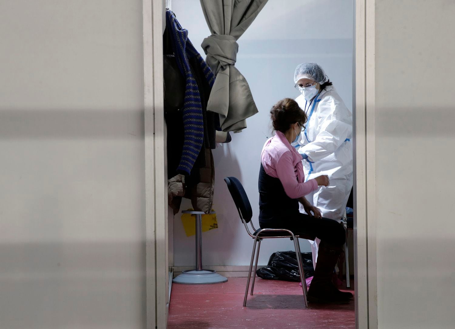 Una paciente recibe una dosis de la vacuna contra la covid en Belgrado (Serbia), el lunes.