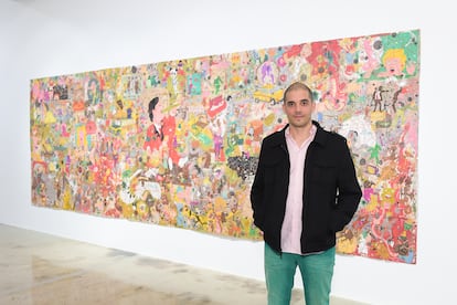 Camilo Restrepo junto a su obra 'Bowling For Medellín' en 2015.