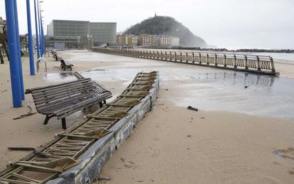 <b>Barandillas rotas.</b> La madrugada del pasado martes, el temporal Petra arrasó con barandillas, farolas y bancos del Paseo del Kursaal. El acceso a esa zona del paseo marítimo volvió a estar cerrado durante la tarde del pasado sábado por la nueva alerta naranja para el fin de semana.