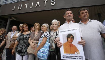 Antonio Martos sostiene una fotograf&iacute;a de su hermano delante de los juzgados de Sabadell.