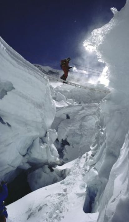 Un sherpa en la cascada del Khumbu