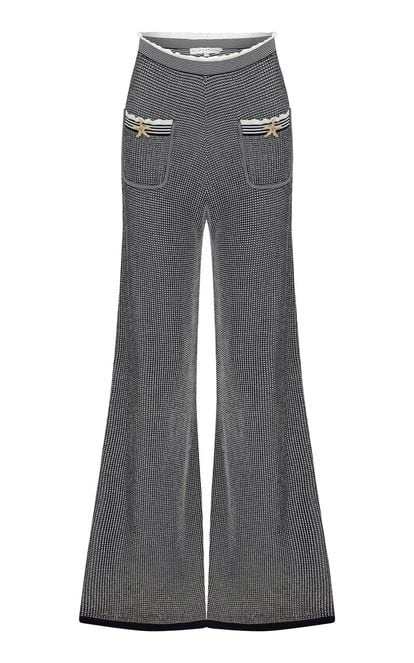 Si buscas una pieza con la que estar comodísima y no perder ni una pizca de tu estilo ‘lady like’, apuesta por estos pantalones de Raisa Vanessa con bolsillos adornados por estrellas doradas y una textura diferente. Cuestan 840 euros.