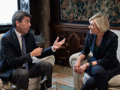 El president de la Generalitat, Carlos Mazón, conversa con la consejera de Justicia e Interior, Elisa Núñez Sánchez.