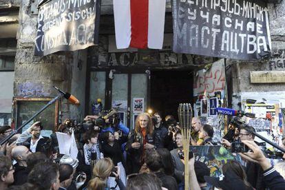 El portavoz del Tacheles, Martin Reiter, atiende a los medios después de que las autoridades decidieran desalojar el edificio.