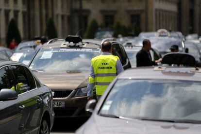 Taxis por las calles de París durante la protesta.