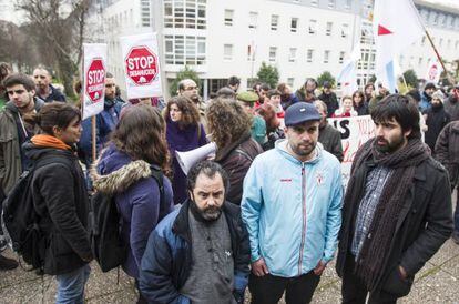 Brais Gonz&aacute;lez, primero por la derecha, durante la protesta de Stop Desafiuzamentos ayer en los juzgados de Santiago.