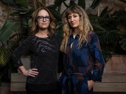 Lucy Victoria Davis y Laia Beltran (a la derecha), autoras del libro 'Sketching Fashion', durante la entrevista en Barcelona.