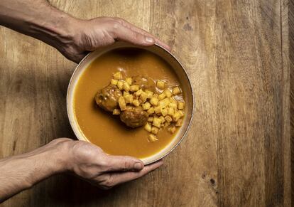 “El escabeche lo llevo en los genes, como técnica para preservar los alimentos”, asegura el cocinero, que propone una cocina propuesta gastronómica con alma, que rastrea recetas populares hasta dar con el punto exacto.