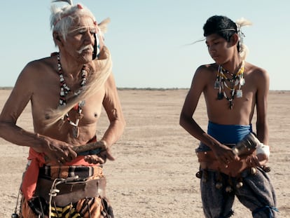 Tres miembros de la Tribu Yaqui realizan la danza del venado, en un fotograma del documental Laberinto Yo´eme.