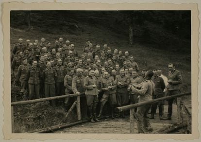 Image from 1944 of SS soldiers gathered on a mountain, from the Höcker Album of the USHMM (US Holocaust Memorial Museum) in Washington.