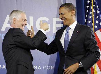 Obama y el gobernador de Carolina del Norte, Mike Easley, en el acto de ayer en Raleigh (Carolina del Norte).