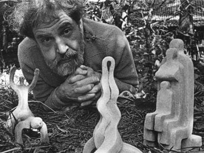 Vad&iacute;m Sid&uacute;r, con sus esculturas, en una imagen de principios de los 80. 