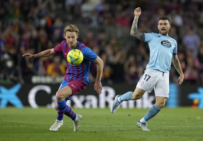 Frenkie de Jong controla el balón ante Javi Galán en el Barcelona-Celta.