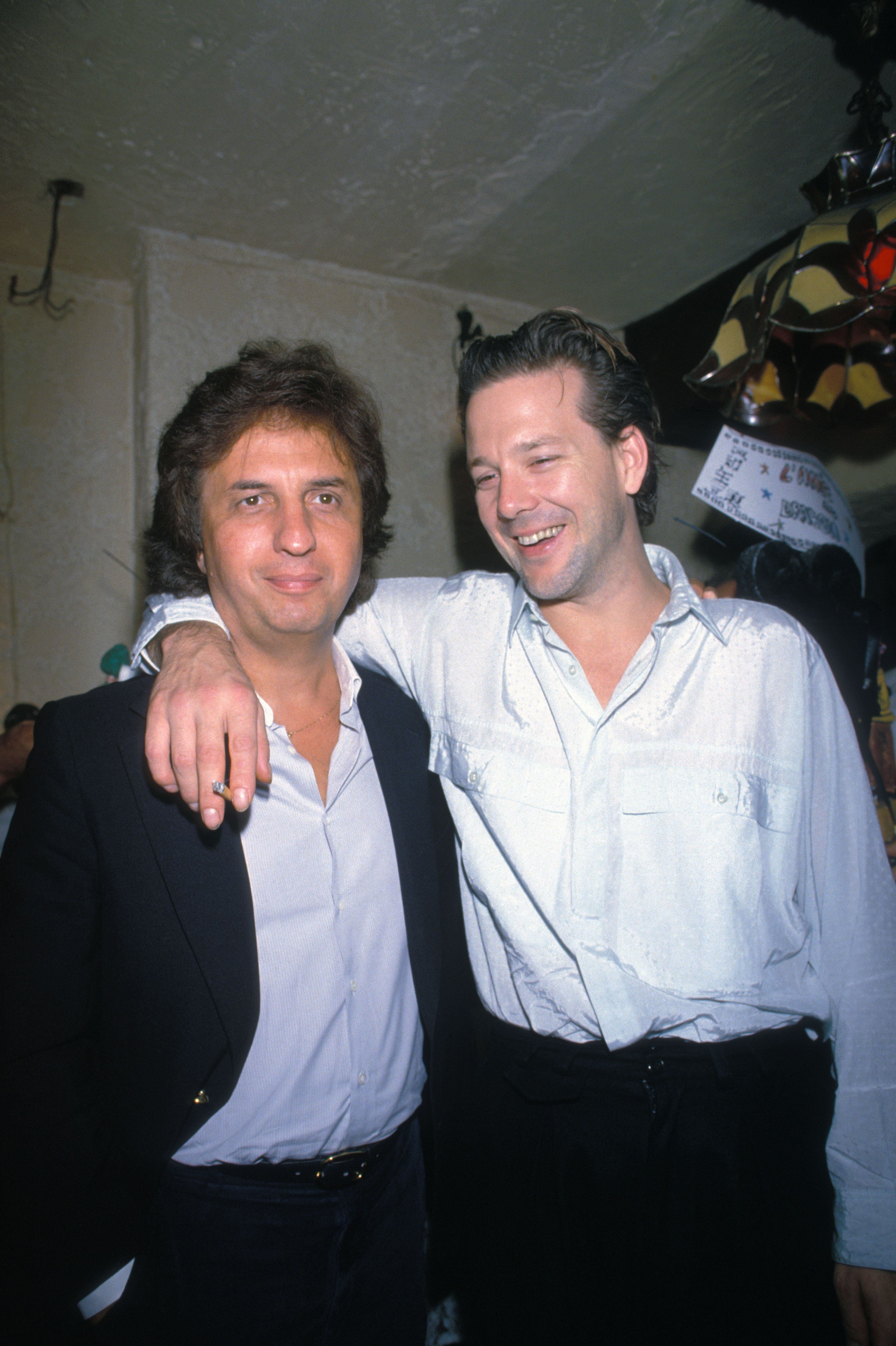 Michael Cimino con Mickey Rourke (al que dirigió en '37 horas desesperadas') en 1985 en Niza, Francia.