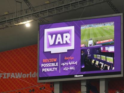 Las pantallas del estadio anuncian la revisión de un posible penalti durante un partido del Mundial.