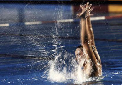 Violeta Mitinan de Costa Rica realiza su coreografía durante la prueba de natación sincronizada en los Juegos de América Central.
