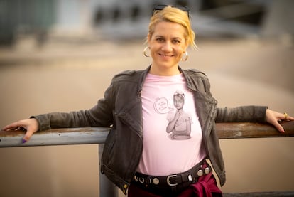 Henar Álvarez, con camiseta con mensaje, fotografiada en la estación de Atocha de Madrid.