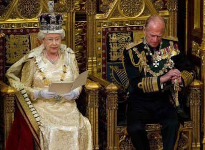 La reina Isabel II de Inglaterra, junto a el principe Felipe de Edimburgo pronuncia su tradicional discurso en la apertura del Parlamento, el 25 de mayo de 2010.