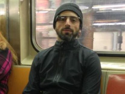 Sergey Brin, con sus gafas en el metro de Nueva York